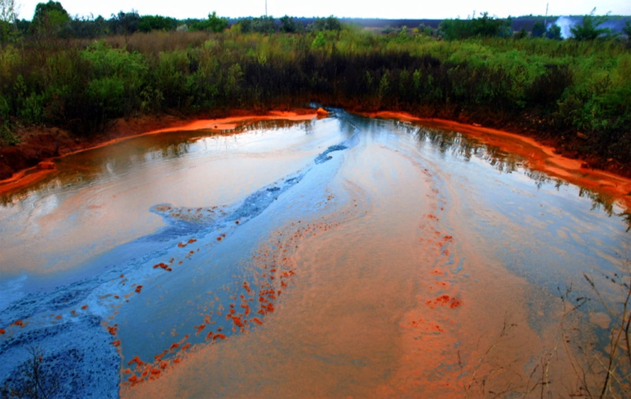Токсичность сточных вод. Загрязненная река хим. Отходами. Загрязнённая река завод. Загрязнённые реки Калининграда. Химическое загрязнение воды.
